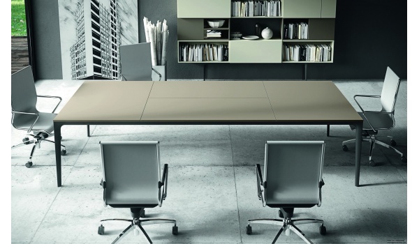 table_de_runion_assortie_au_bureau_design_caruso