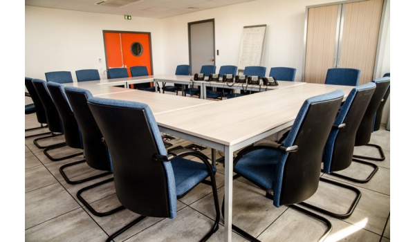 table_de_runion_modulaire_et_fauteuils-caid_401330385