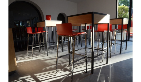 tisanerie_avec_chaises_haute_bois